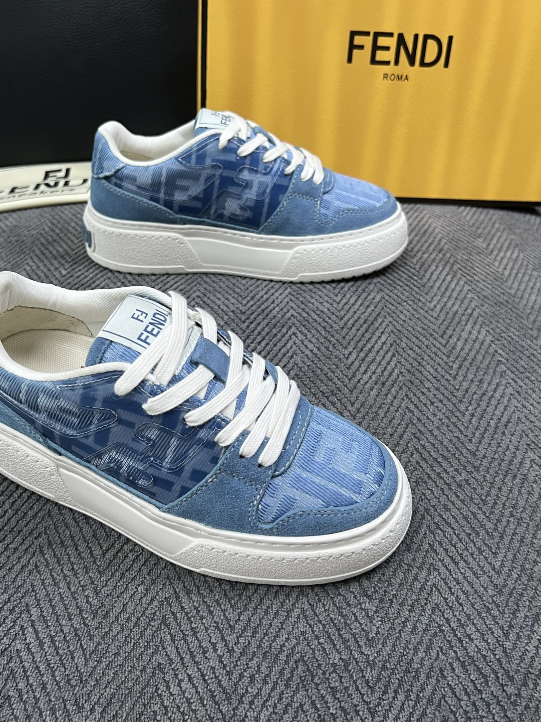 FENDI  高品质  顶级工艺品，芬迪  专柜同步，原厂配置意大利进口牛皮面料，进口牛皮内里垫，透气舒适，鞋底：原厂特