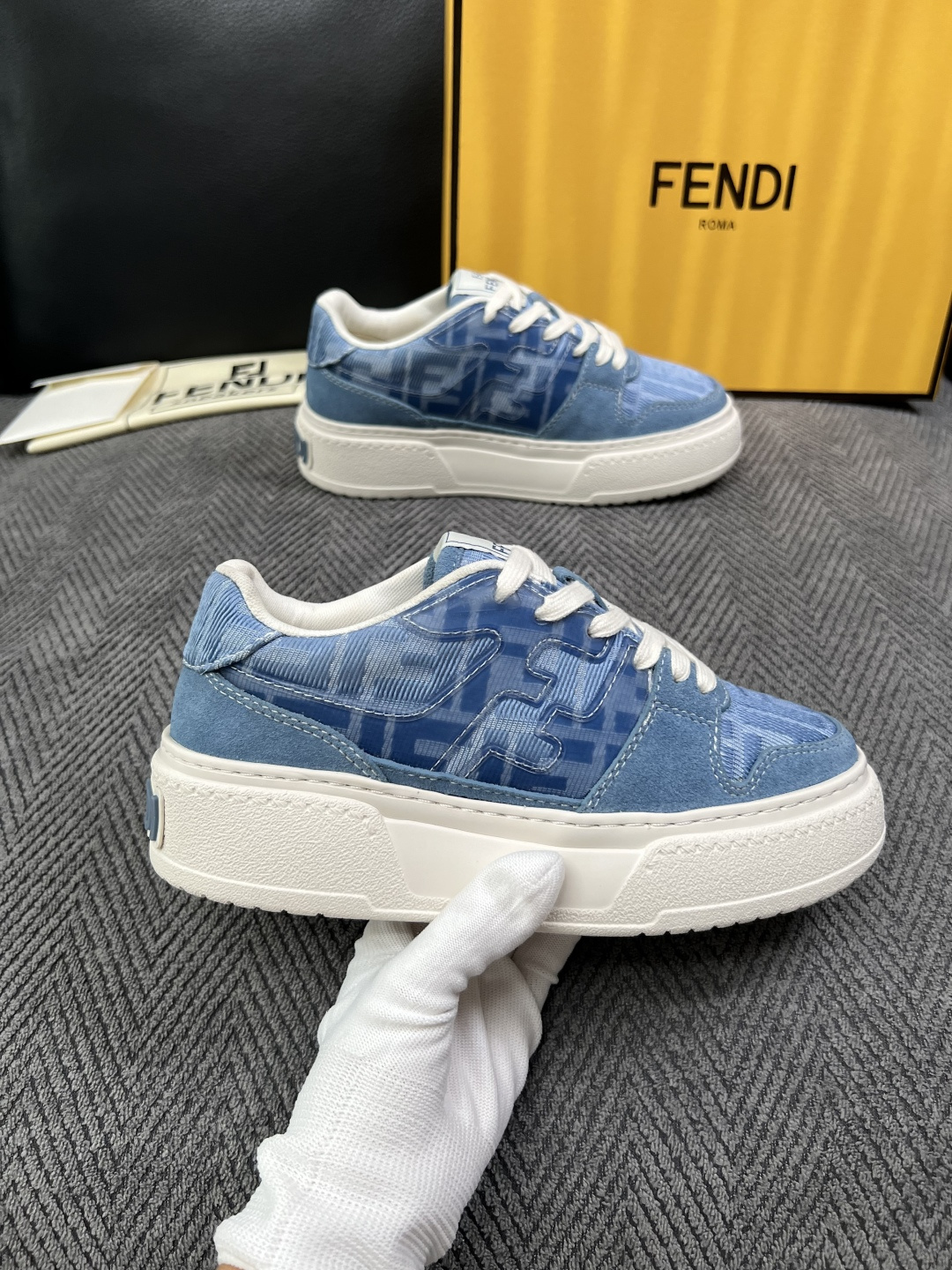 FENDI  高品质  顶级工艺品，芬迪  专柜同步，原厂配置意大利进口牛皮面料，进口牛皮内里垫，透气舒适，鞋底：原厂特