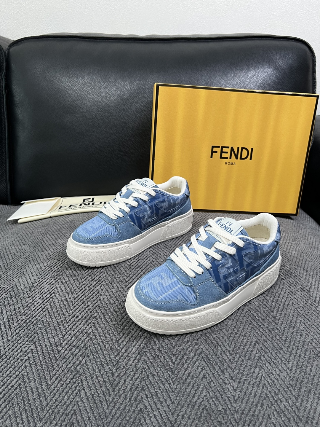 FENDI  高品质  顶级工艺品，芬迪  专柜同步，原厂配置意大利进口牛皮面料，进口牛皮内里垫，透气舒适，鞋底：原厂特