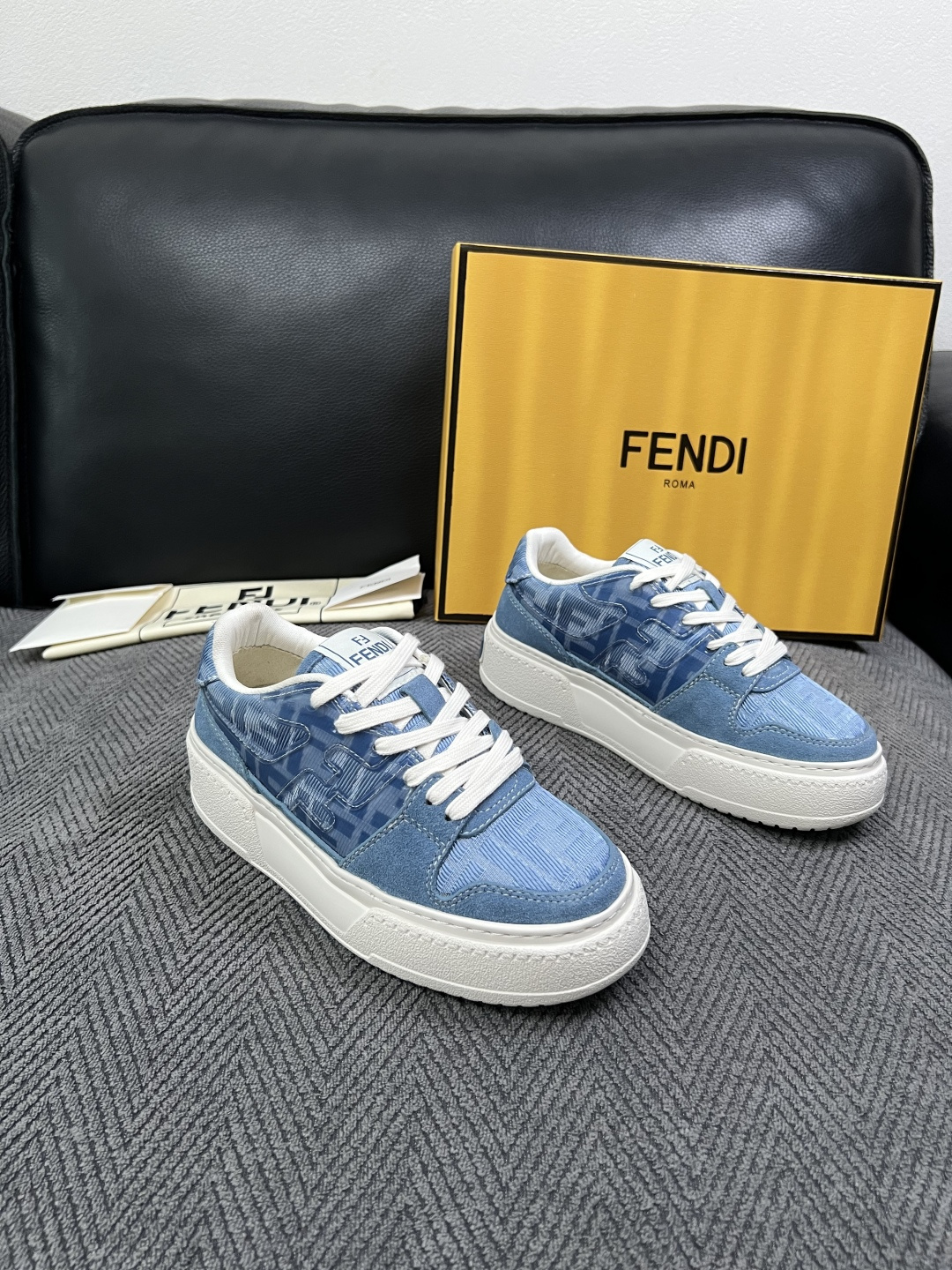 FENDI  高品质  顶级工艺品，芬迪  专柜同步，原厂配置意大利进口牛皮面料，进口牛皮内里垫，透气舒适，鞋底：原厂特