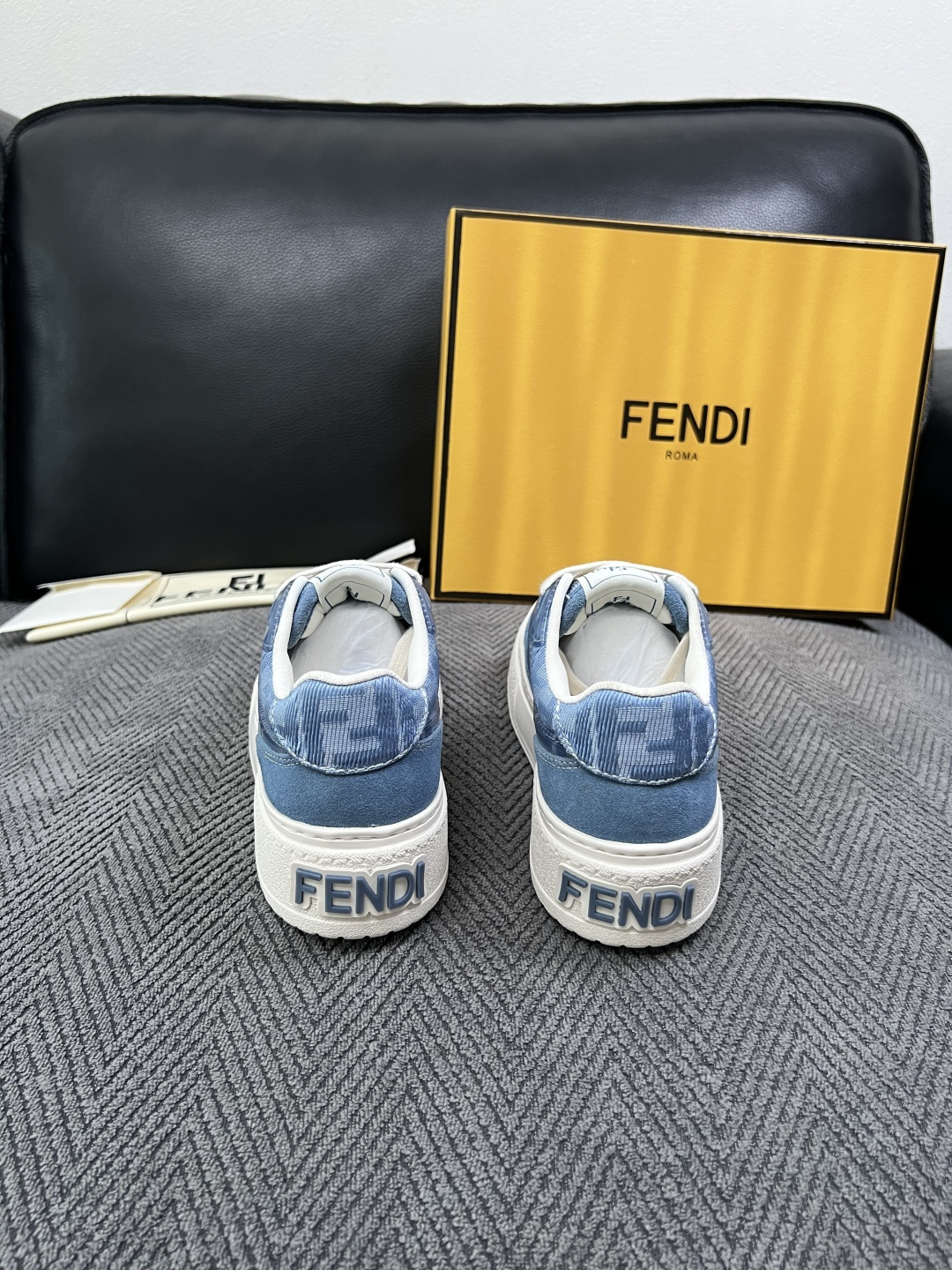 FENDI  高品质  顶级工艺品，芬迪  专柜同步，原厂配置意大利进口牛皮面料，进口牛皮内里垫，透气舒适，鞋底：原厂特