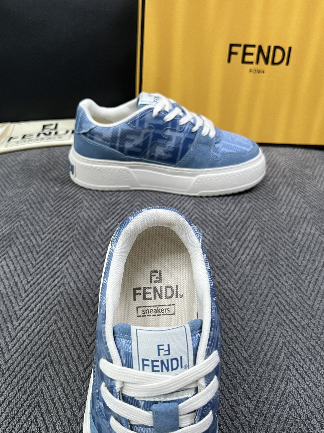 FENDI  高品质  顶级工艺品，芬迪  专柜同步，原厂配置意大利进口牛皮面料，进口牛皮内里垫，透气舒适，鞋底：原厂特