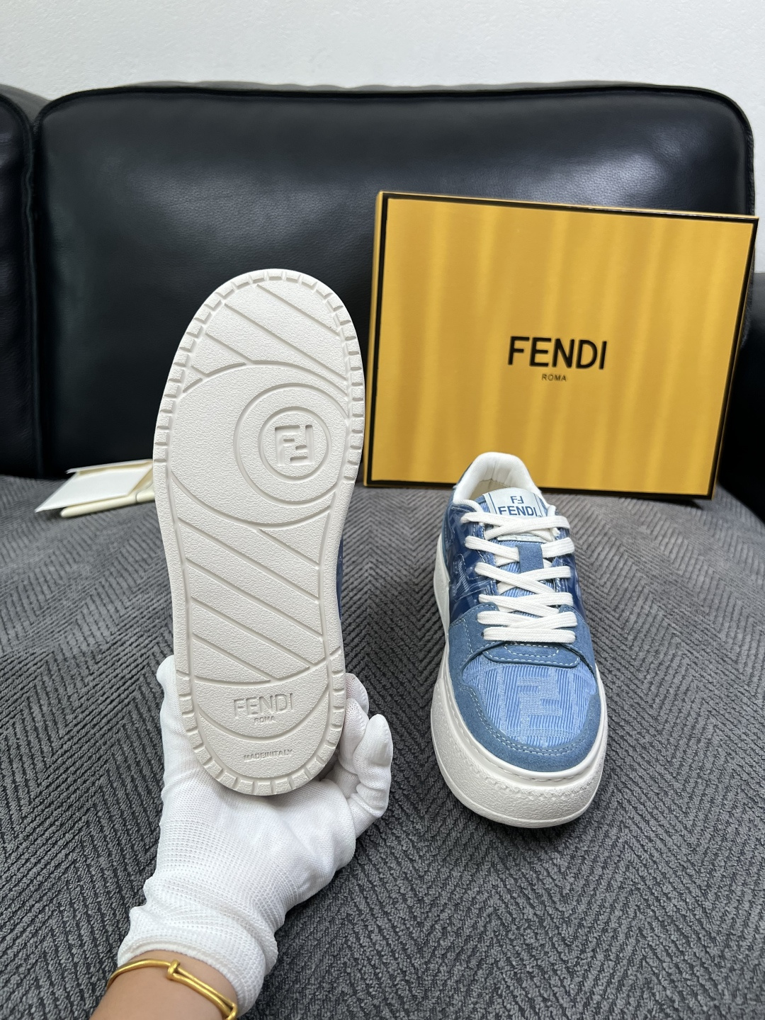 FENDI  高品质  顶级工艺品，芬迪  专柜同步，原厂配置意大利进口牛皮面料，进口牛皮内里垫，透气舒适，鞋底：原厂特
