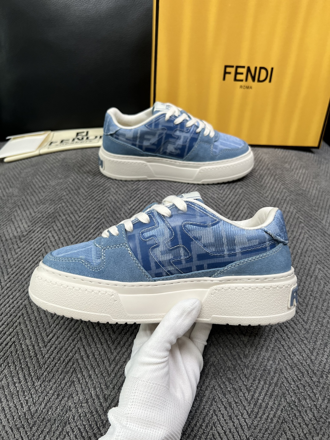 FENDI  高品质  顶级工艺品，芬迪  专柜同步，原厂配置意大利进口牛皮面料，进口牛皮内里垫，透气舒适，鞋底：原厂特