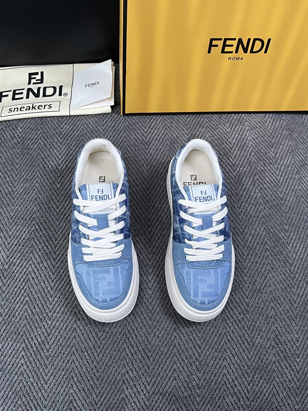 FENDI  高品质  顶级工艺品，芬迪  专柜同步，原厂配置意大利进口牛皮面料，进口牛皮内里垫，透气舒适，鞋底：原厂特