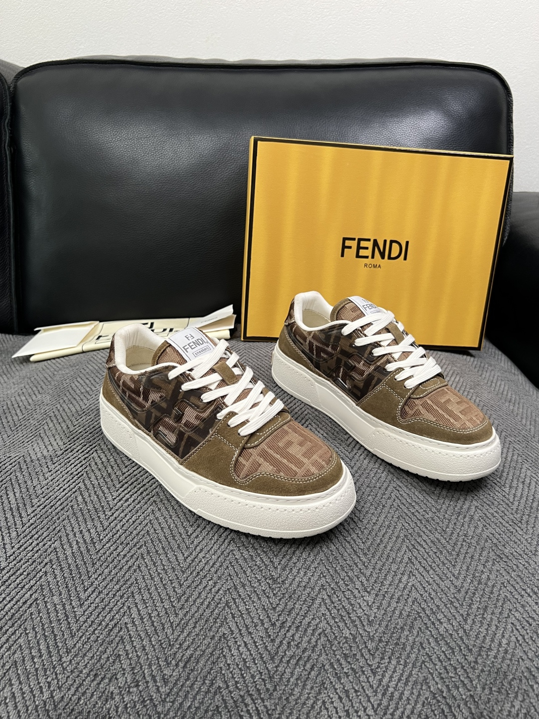 FENDI  高品质  顶级工艺品，芬迪  专柜同步，原厂配置意大利进口牛皮面料，进口牛皮内里垫，透气舒适，鞋底：原厂特
