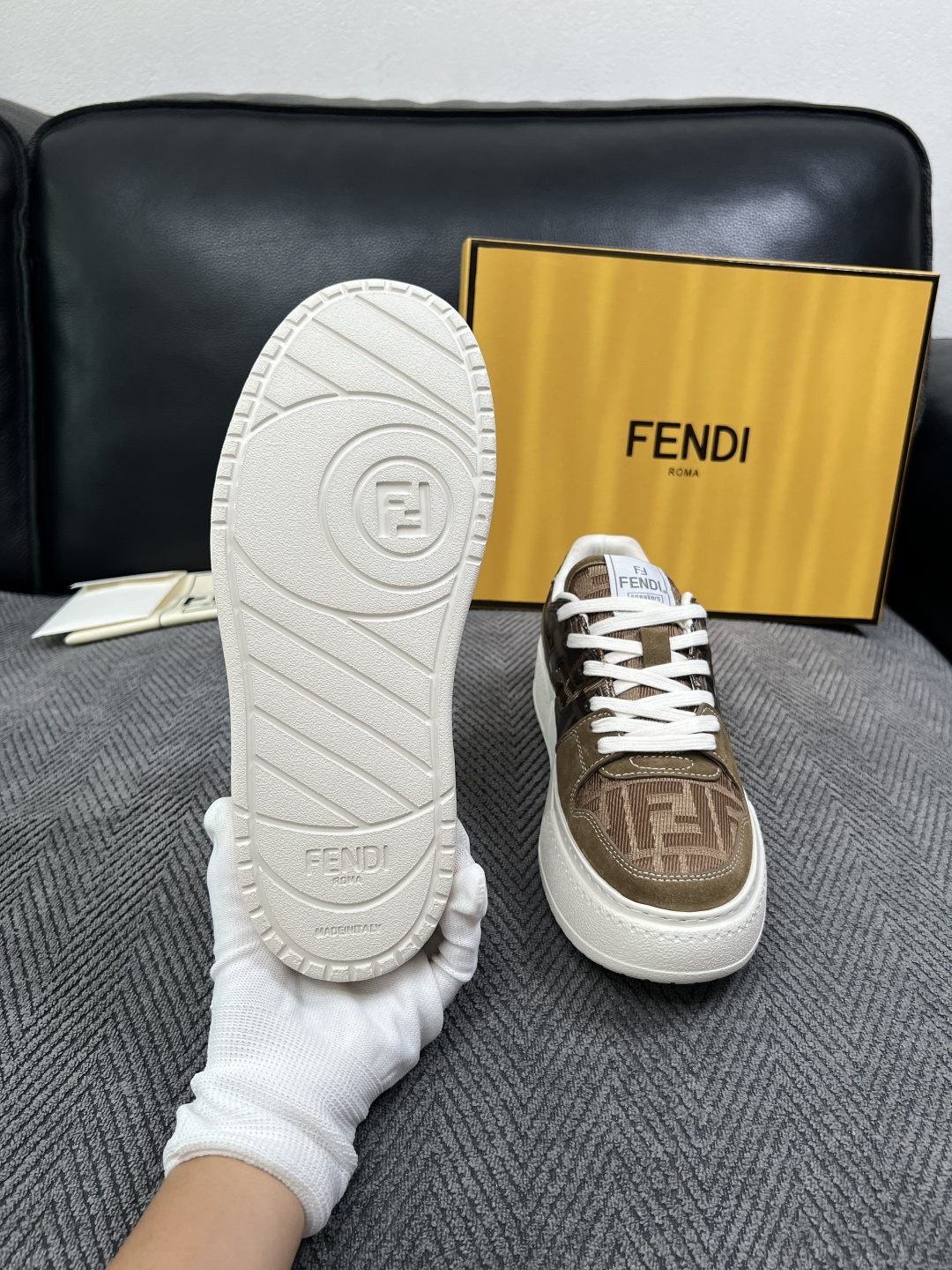 FENDI  高品质  顶级工艺品，芬迪  专柜同步，原厂配置意大利进口牛皮面料，进口牛皮内里垫，透气舒适，鞋底：原厂特
