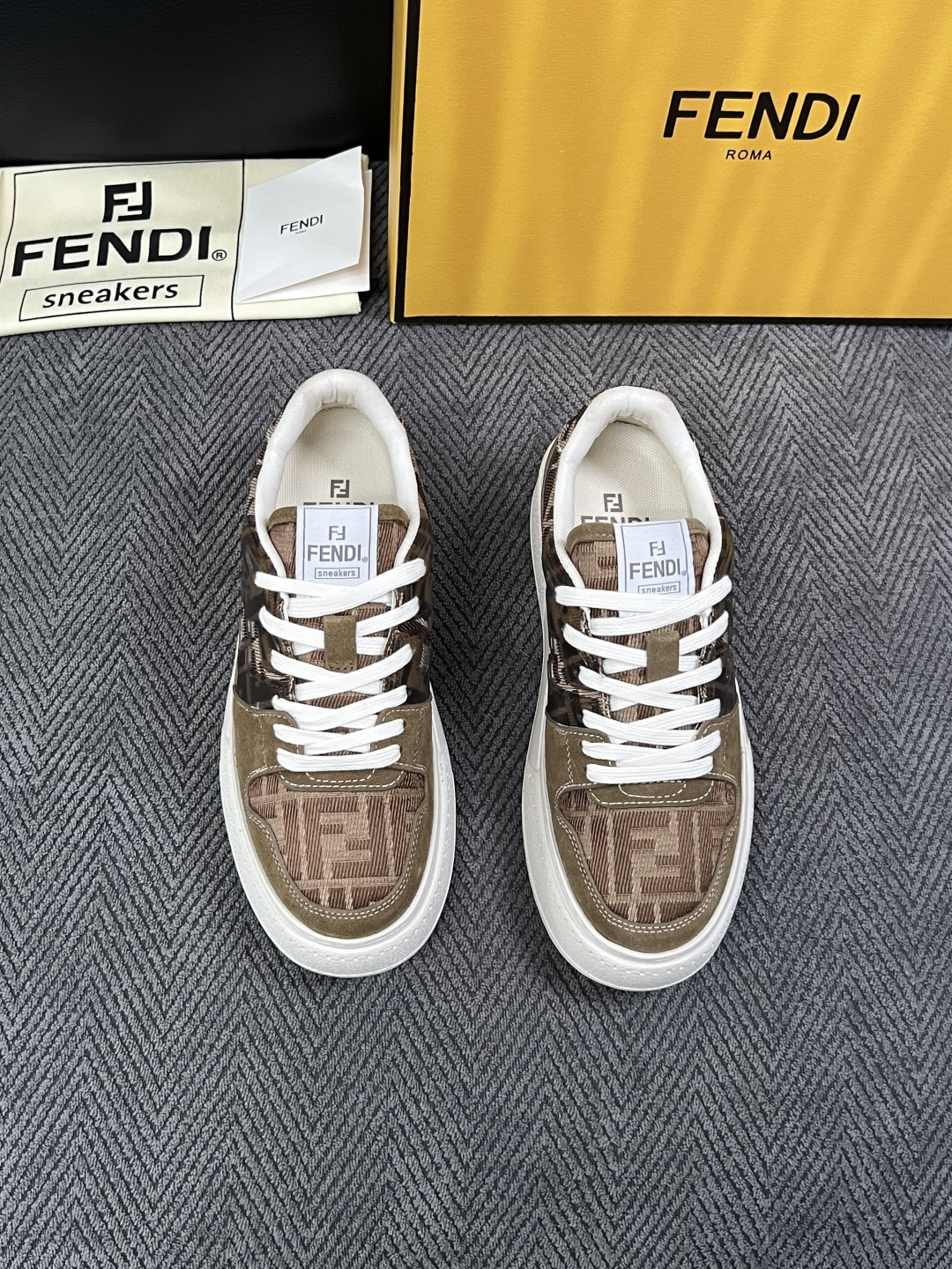 FENDI  高品质  顶级工艺品，芬迪  专柜同步，原厂配置意大利进口牛皮面料，进口牛皮内里垫，透气舒适，鞋底：原厂特