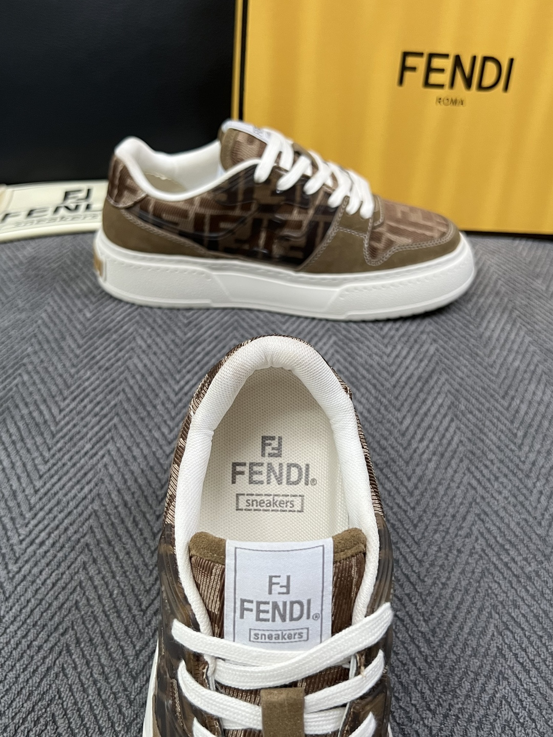 FENDI  高品质  顶级工艺品，芬迪  专柜同步，原厂配置意大利进口牛皮面料，进口牛皮内里垫，透气舒适，鞋底：原厂特