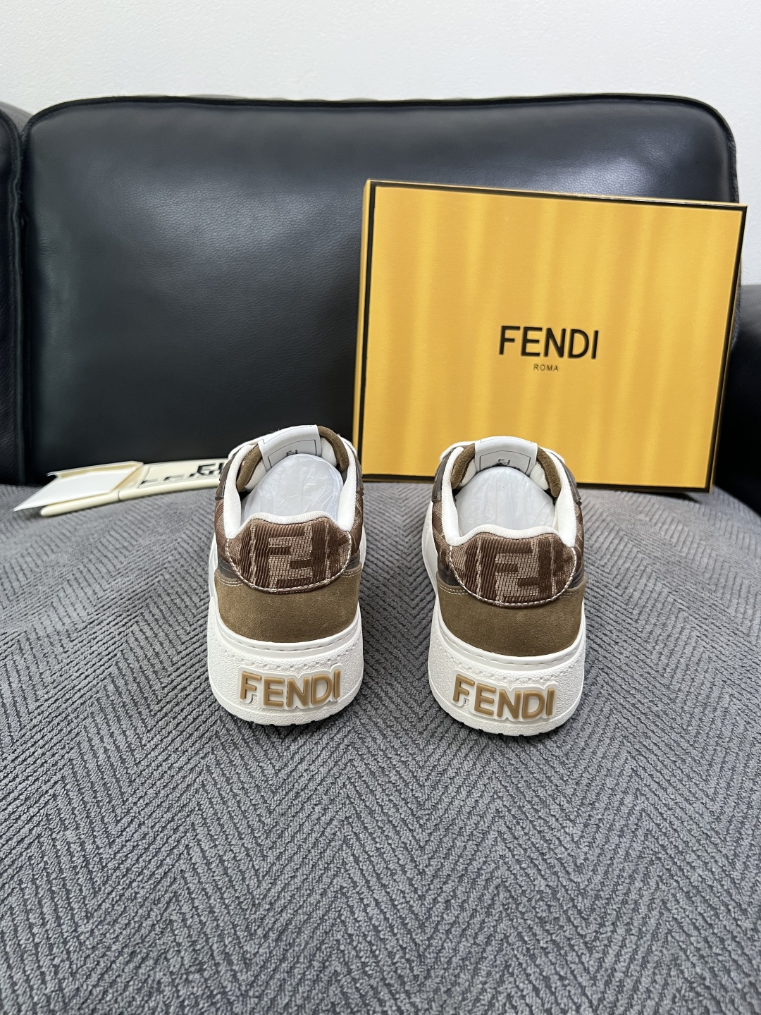FENDI  高品质  顶级工艺品，芬迪  专柜同步，原厂配置意大利进口牛皮面料，进口牛皮内里垫，透气舒适，鞋底：原厂特