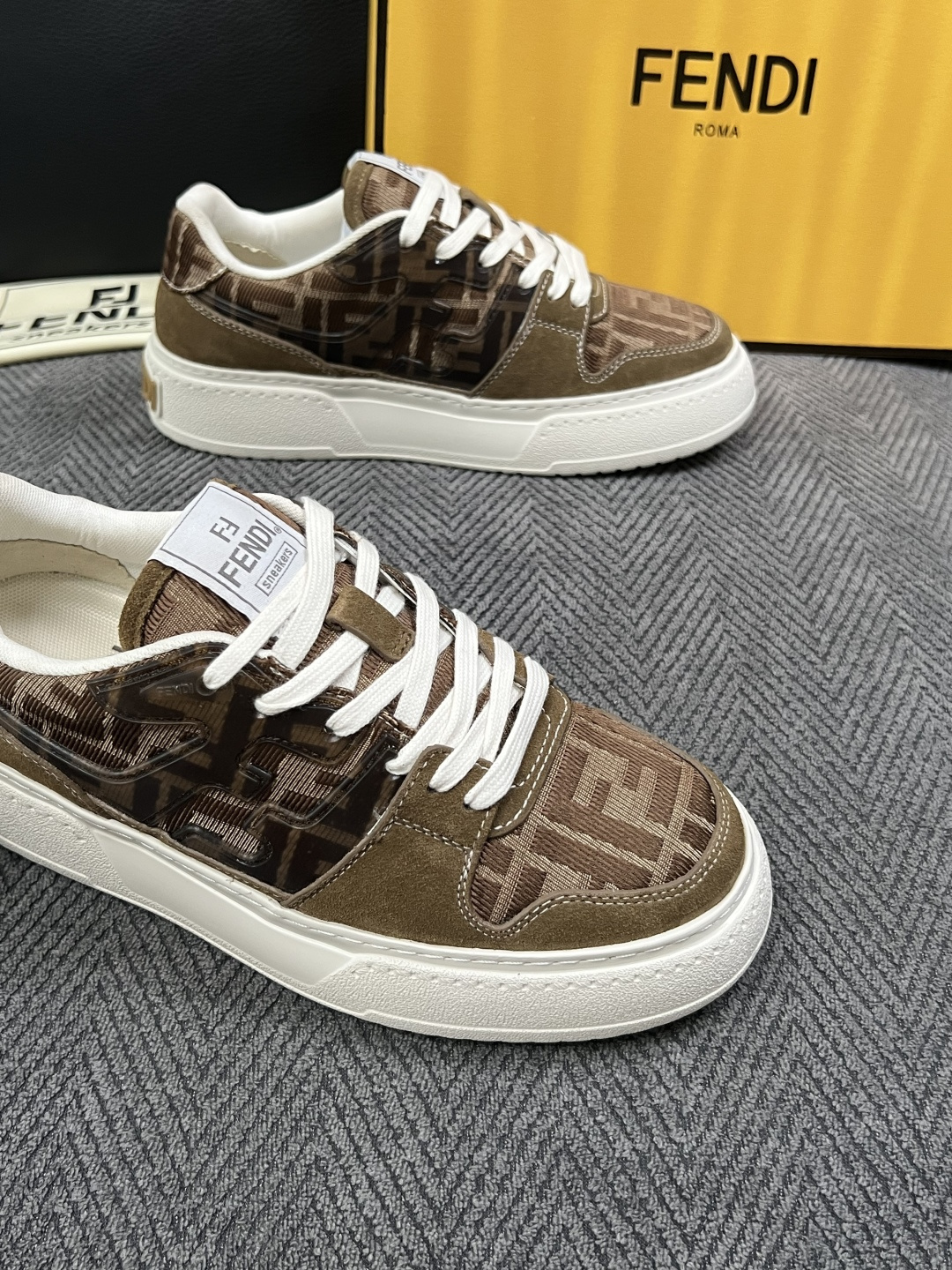 FENDI  高品质  顶级工艺品，芬迪  专柜同步，原厂配置意大利进口牛皮面料，进口牛皮内里垫，透气舒适，鞋底：原厂特