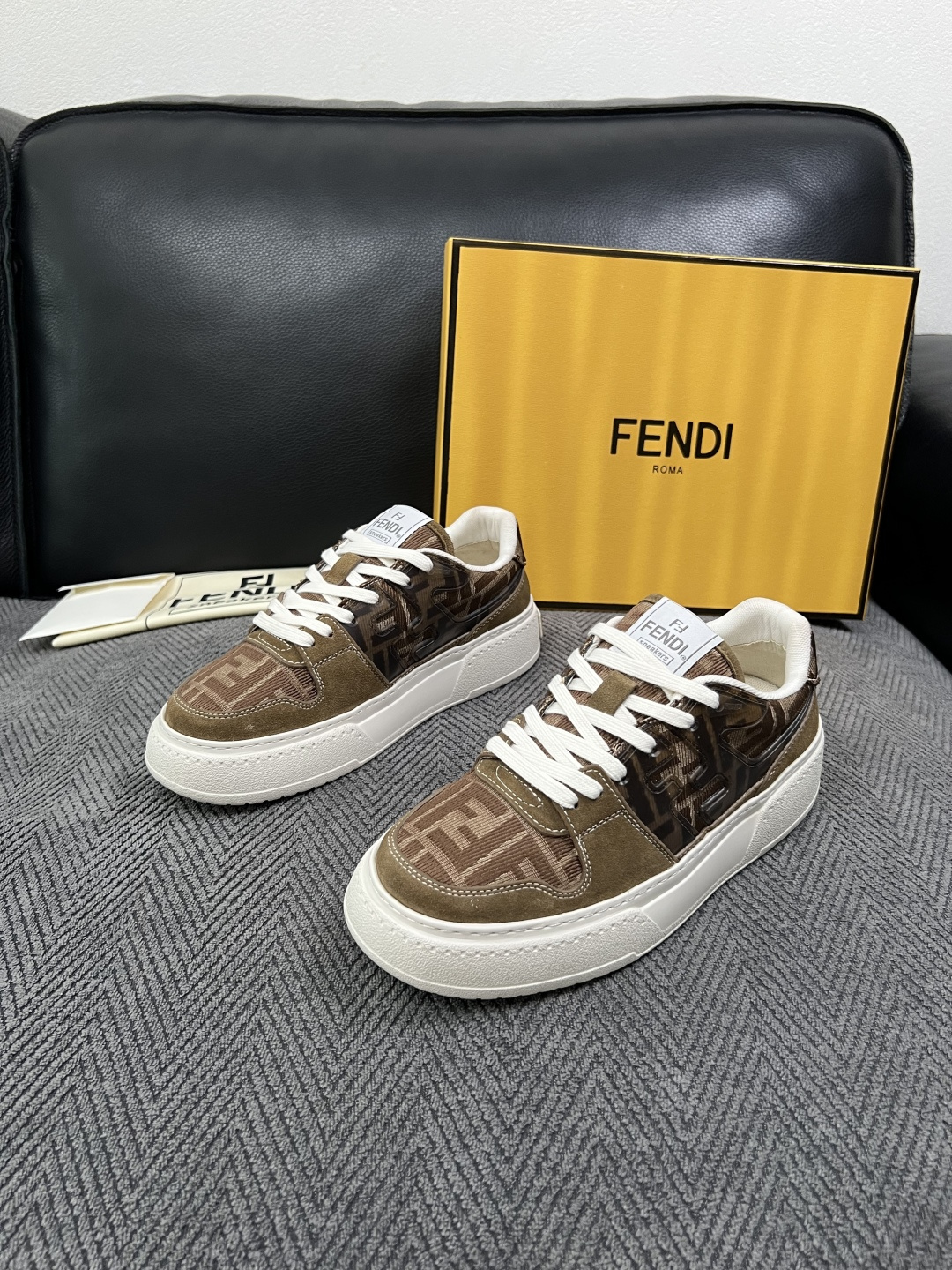 FENDI  高品质  顶级工艺品，芬迪  专柜同步，原厂配置意大利进口牛皮面料，进口牛皮内里垫，透气舒适，鞋底：原厂特