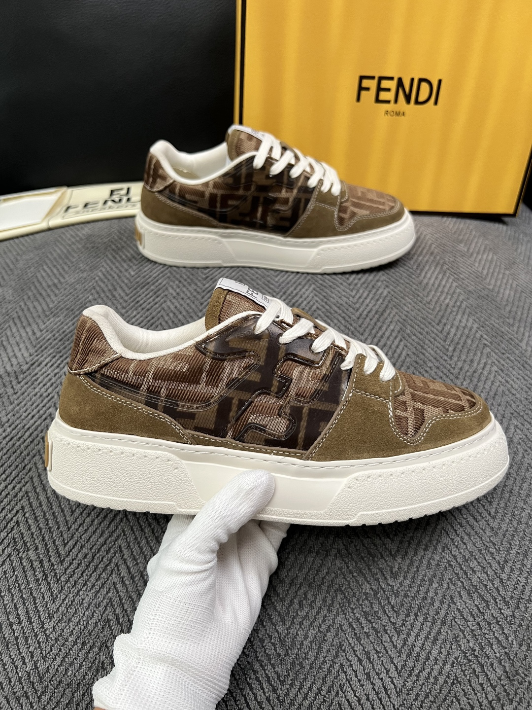 FENDI  高品质  顶级工艺品，芬迪  专柜同步，原厂配置意大利进口牛皮面料，进口牛皮内里垫，透气舒适，鞋底：原厂特