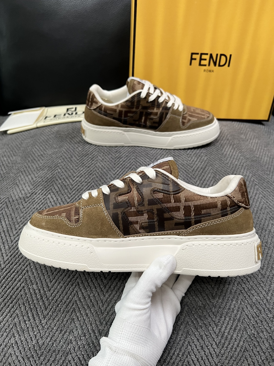FENDI  高品质  顶级工艺品，芬迪  专柜同步，原厂配置意大利进口牛皮面料，进口牛皮内里垫，透气舒适，鞋底：原厂特
