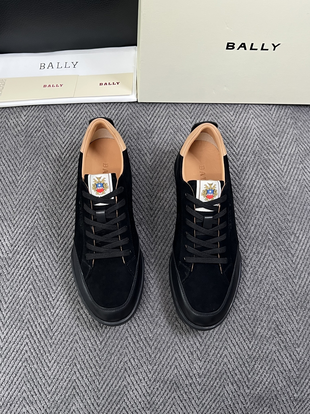 BALLY  高品质  顶级工艺品  巴利 专柜同原厂配置 ，鞋面意大利进口牛皮面料，进口水染牛皮里垫 ，鞋底：原厂特供