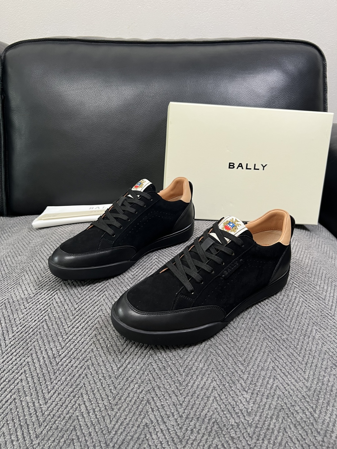 BALLY  高品质  顶级工艺品  巴利 专柜同原厂配置 ，鞋面意大利进口牛皮面料，进口水染牛皮里垫 ，鞋底：原厂特供