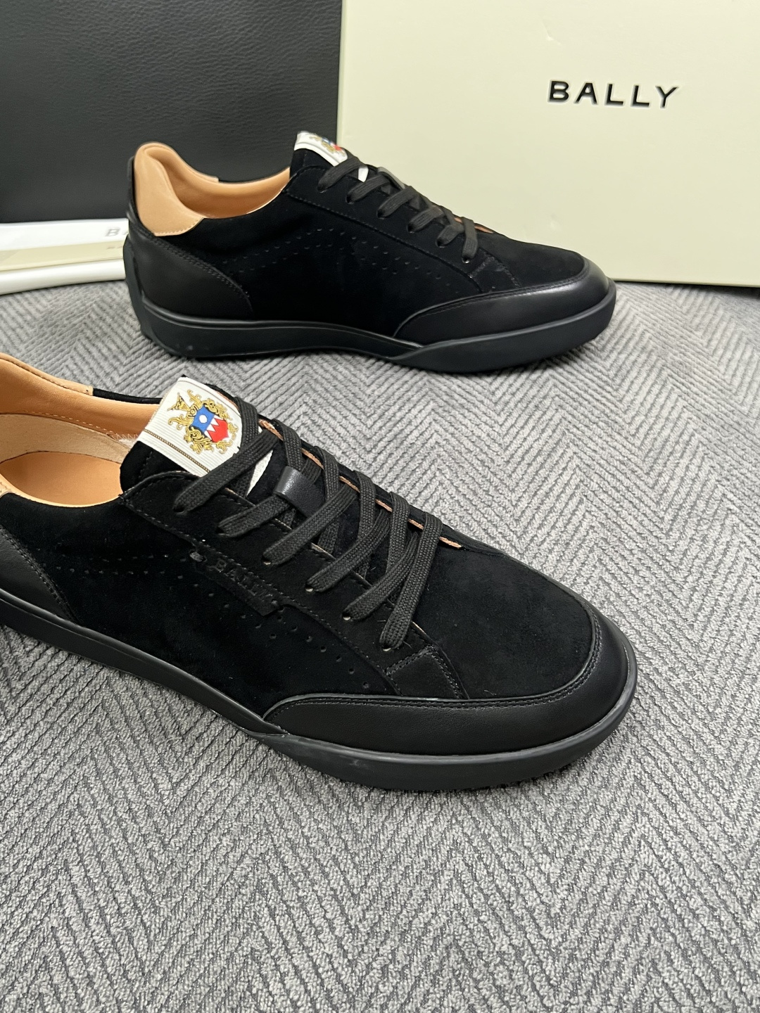 BALLY  高品质  顶级工艺品  巴利 专柜同原厂配置 ，鞋面意大利进口牛皮面料，进口水染牛皮里垫 ，鞋底：原厂特供