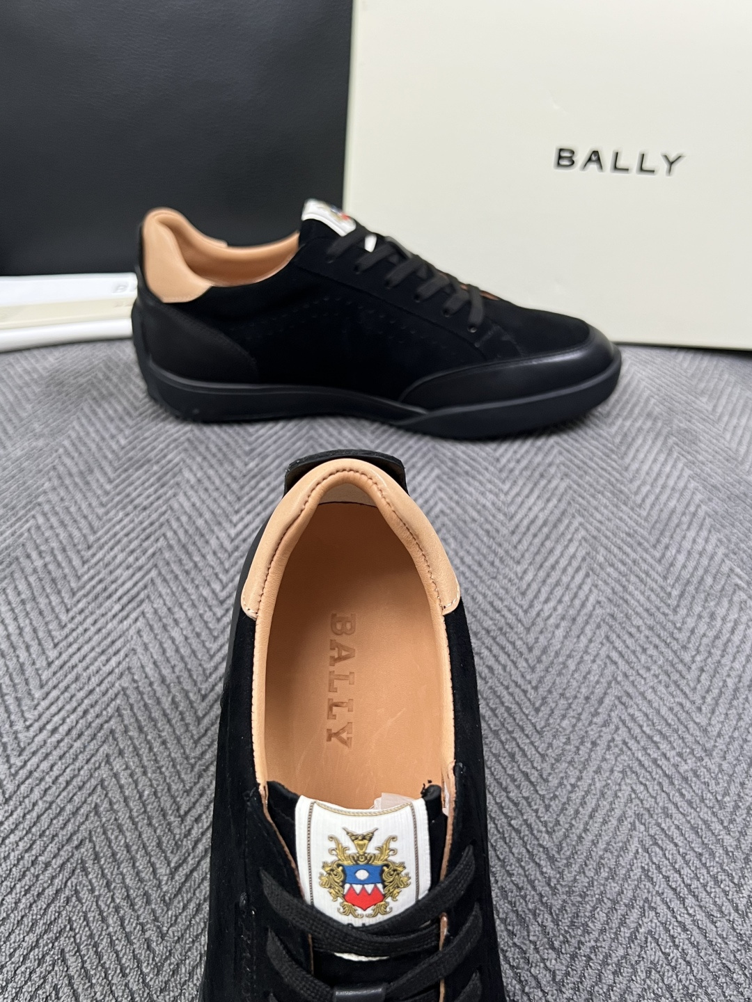 BALLY  高品质  顶级工艺品  巴利 专柜同原厂配置 ，鞋面意大利进口牛皮面料，进口水染牛皮里垫 ，鞋底：原厂特供