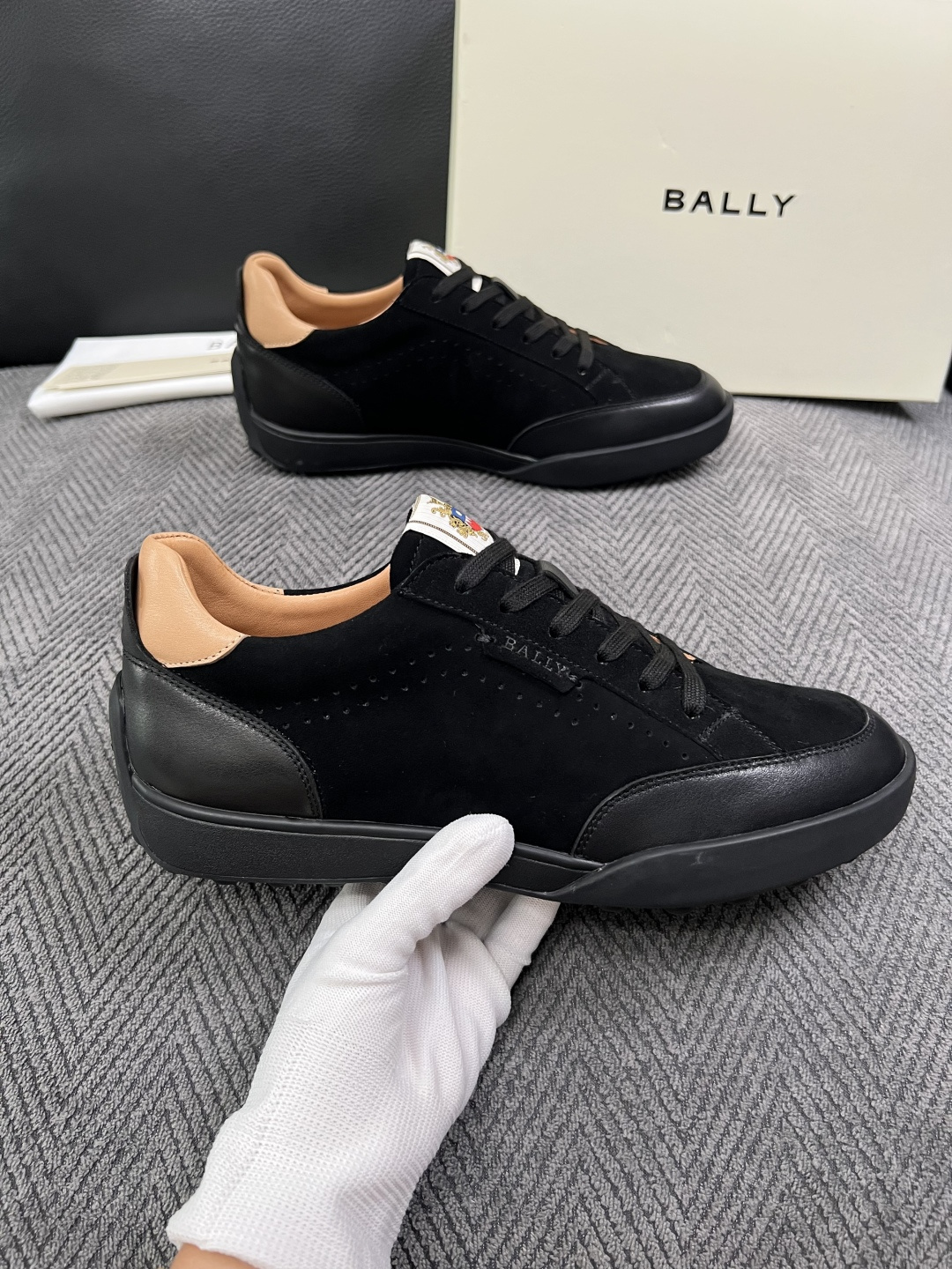 BALLY  高品质  顶级工艺品  巴利 专柜同原厂配置 ，鞋面意大利进口牛皮面料，进口水染牛皮里垫 ，鞋底：原厂特供