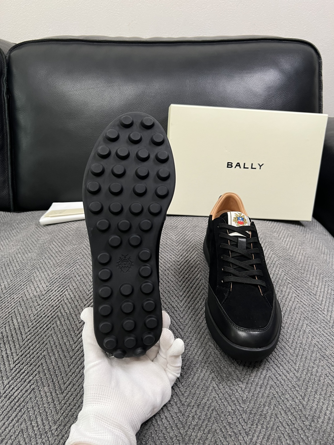 BALLY  高品质  顶级工艺品  巴利 专柜同原厂配置 ，鞋面意大利进口牛皮面料，进口水染牛皮里垫 ，鞋底：原厂特供