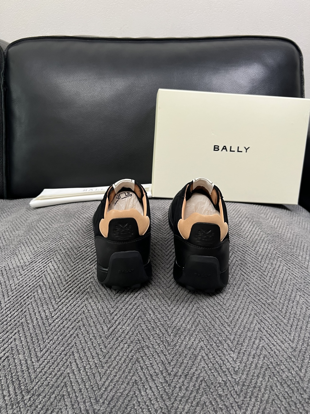 BALLY  高品质  顶级工艺品  巴利 专柜同原厂配置 ，鞋面意大利进口牛皮面料，进口水染牛皮里垫 ，鞋底：原厂特供