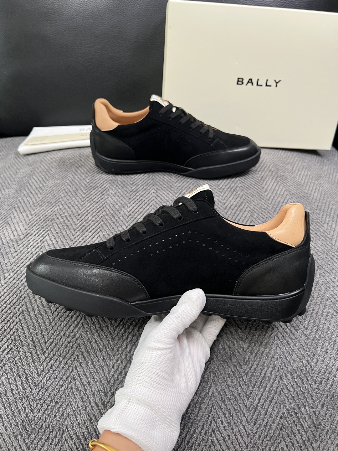 BALLY  高品质  顶级工艺品  巴利 专柜同原厂配置 ，鞋面意大利进口牛皮面料，进口水染牛皮里垫 ，鞋底：原厂特供