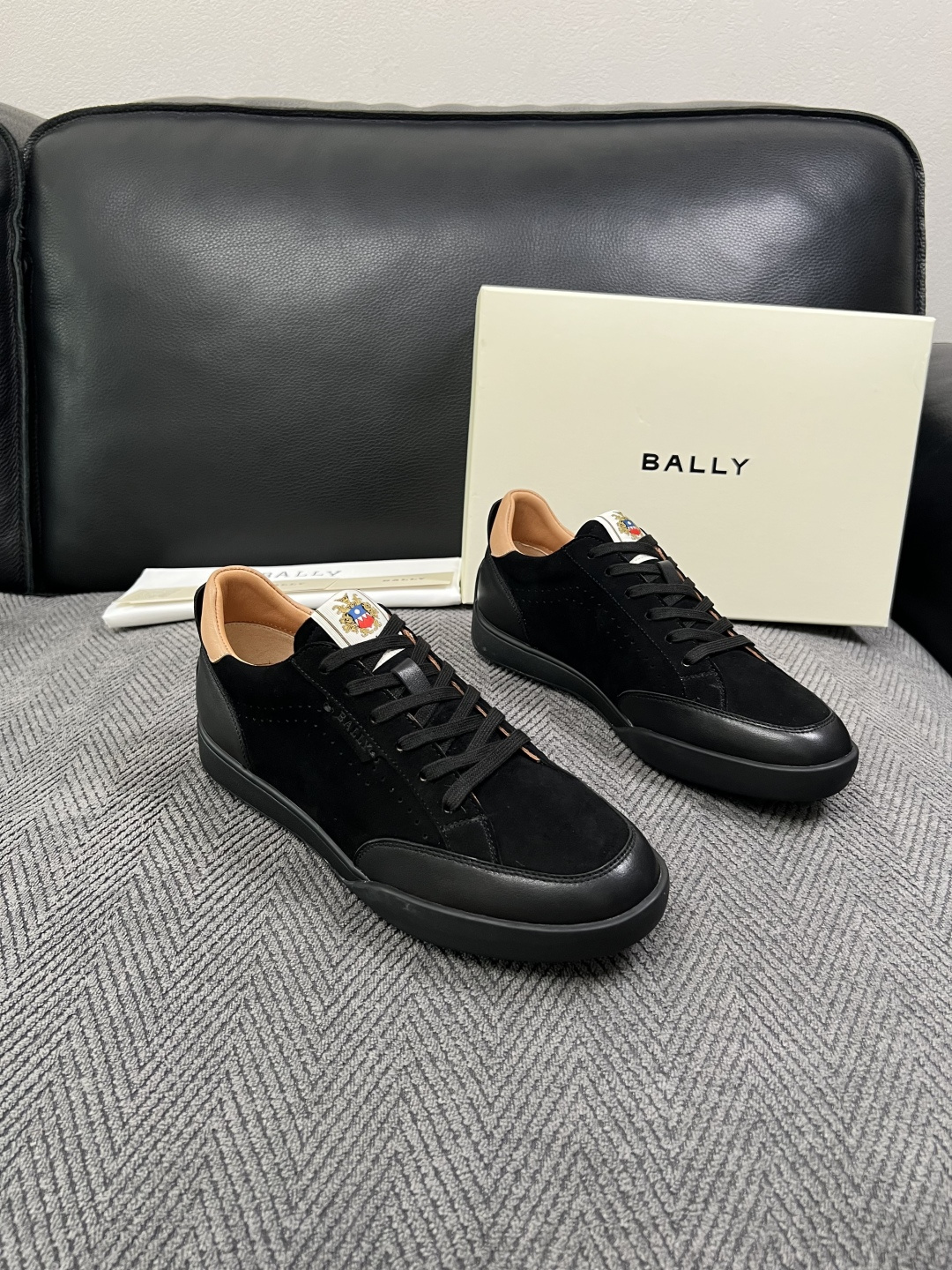 BALLY  高品质  顶级工艺品  巴利 专柜同原厂配置 ，鞋面意大利进口牛皮面料，进口水染牛皮里垫 ，鞋底：原厂特供