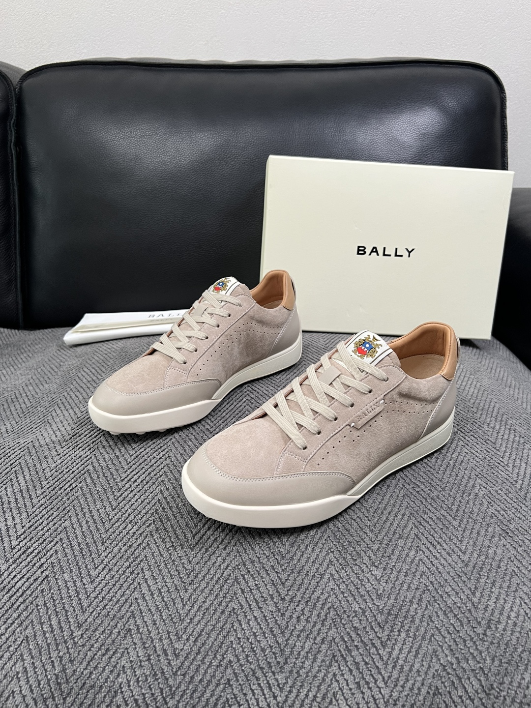 BALLY  高品质  顶级工艺品  巴利 专柜同原厂配置 ，鞋面意大利进口牛皮面料，进口水染牛皮里垫 ，鞋底：原厂特供