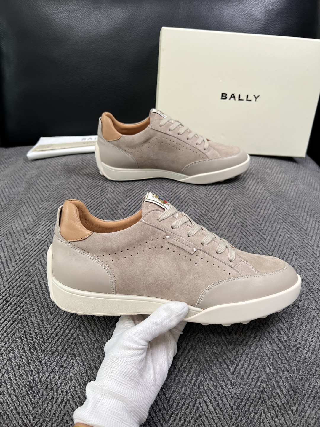 BALLY  高品质  顶级工艺品  巴利 专柜同原厂配置 ，鞋面意大利进口牛皮面料，进口水染牛皮里垫 ，鞋底：原厂特供