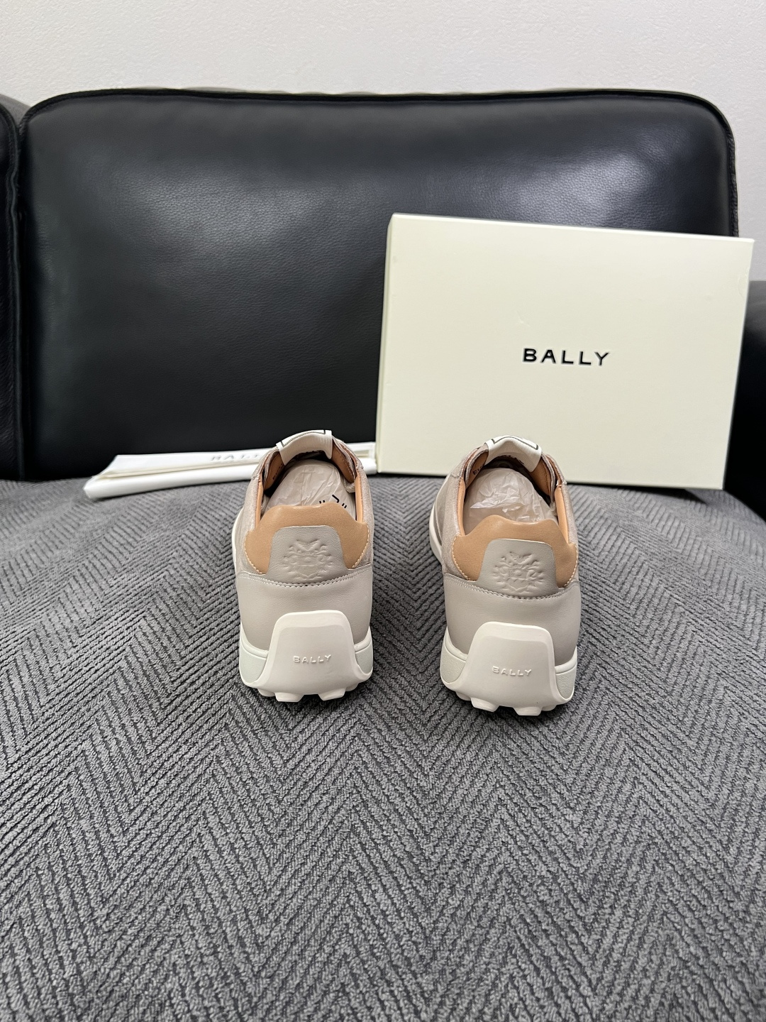 BALLY  高品质  顶级工艺品  巴利 专柜同原厂配置 ，鞋面意大利进口牛皮面料，进口水染牛皮里垫 ，鞋底：原厂特供