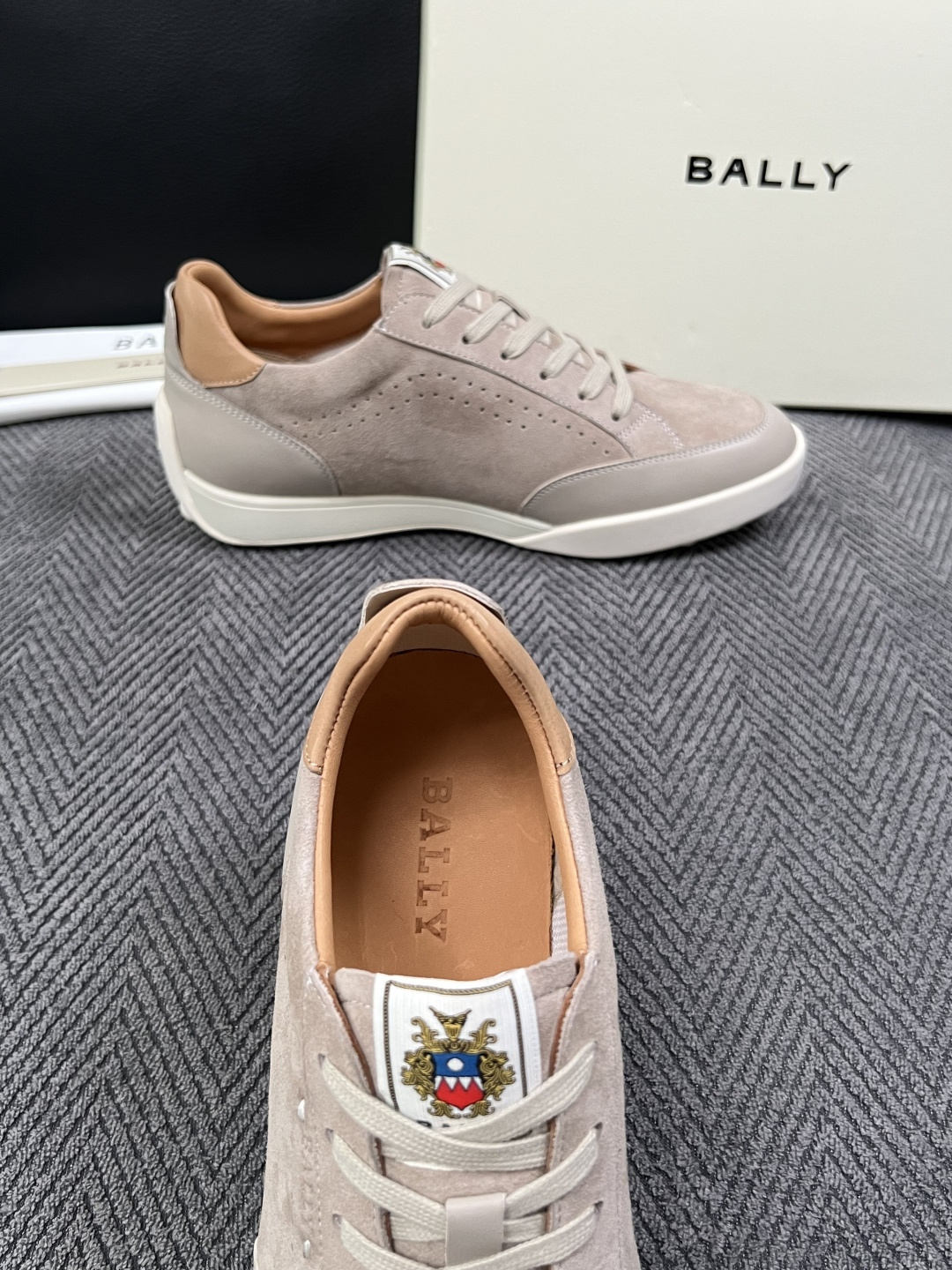 BALLY  高品质  顶级工艺品  巴利 专柜同原厂配置 ，鞋面意大利进口牛皮面料，进口水染牛皮里垫 ，鞋底：原厂特供
