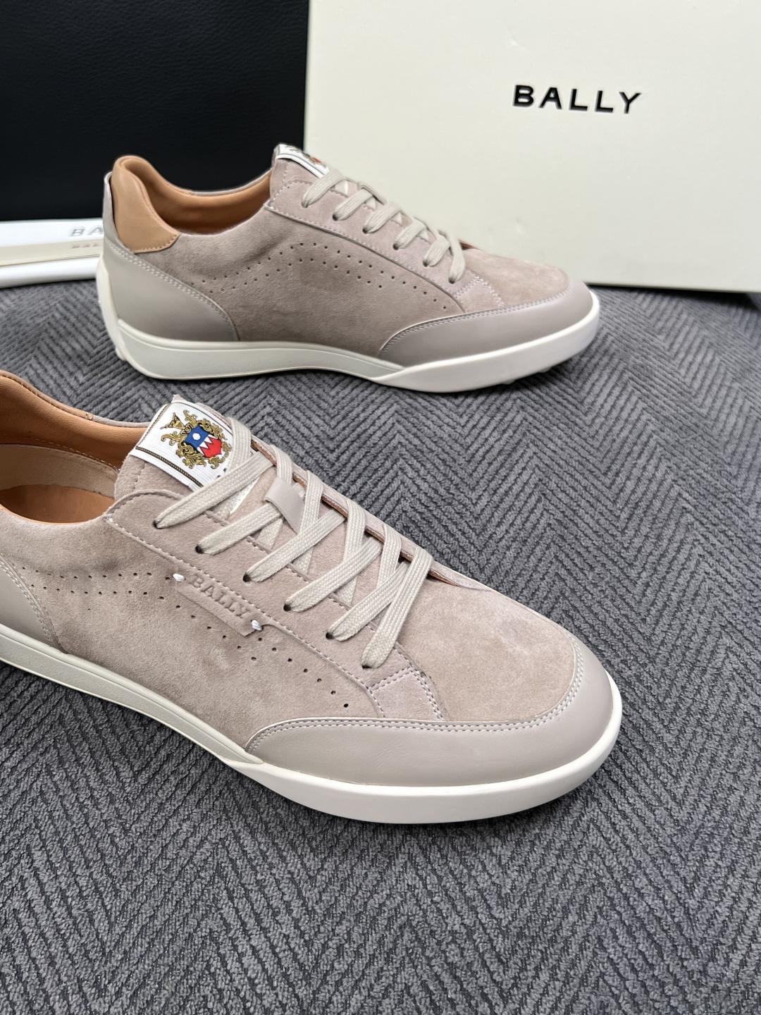 BALLY  高品质  顶级工艺品  巴利 专柜同原厂配置 ，鞋面意大利进口牛皮面料，进口水染牛皮里垫 ，鞋底：原厂特供