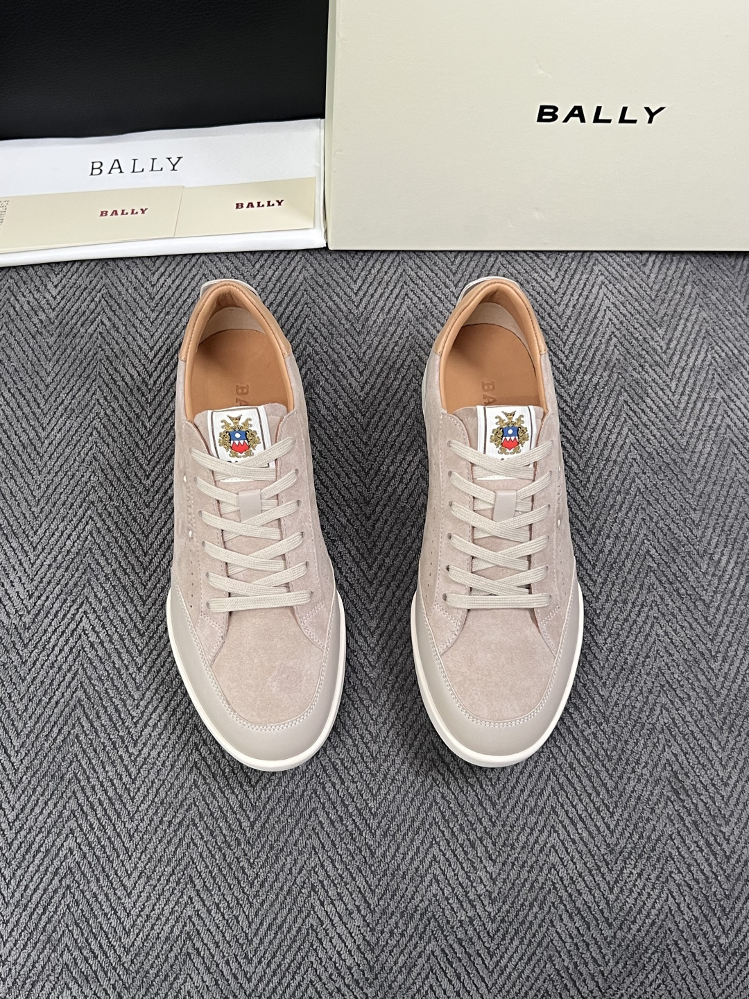 BALLY  高品质  顶级工艺品  巴利 专柜同原厂配置 ，鞋面意大利进口牛皮面料，进口水染牛皮里垫 ，鞋底：原厂特供