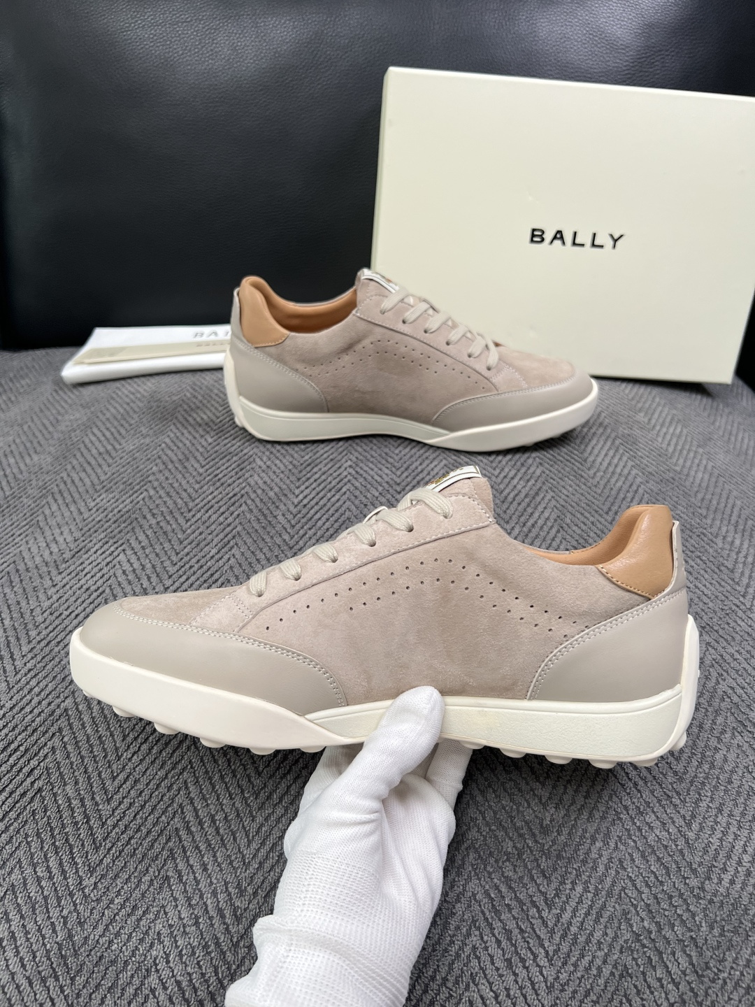 BALLY  高品质  顶级工艺品  巴利 专柜同原厂配置 ，鞋面意大利进口牛皮面料，进口水染牛皮里垫 ，鞋底：原厂特供
