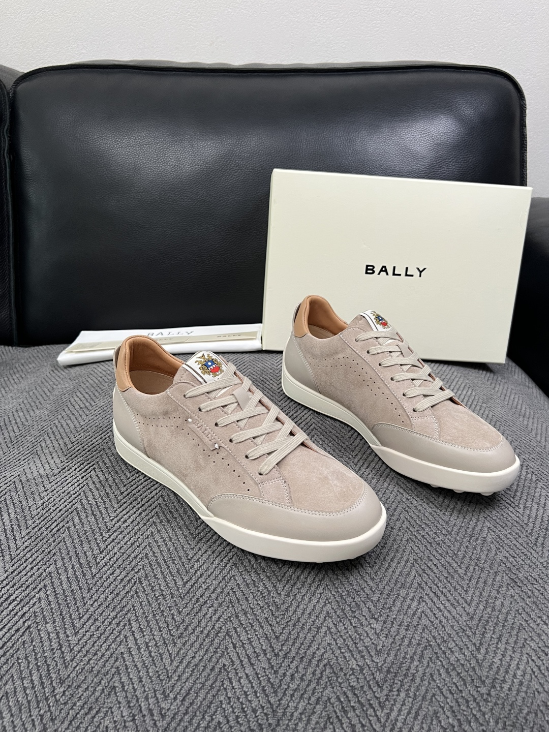 BALLY  高品质  顶级工艺品  巴利 专柜同原厂配置 ，鞋面意大利进口牛皮面料，进口水染牛皮里垫 ，鞋底：原厂特供