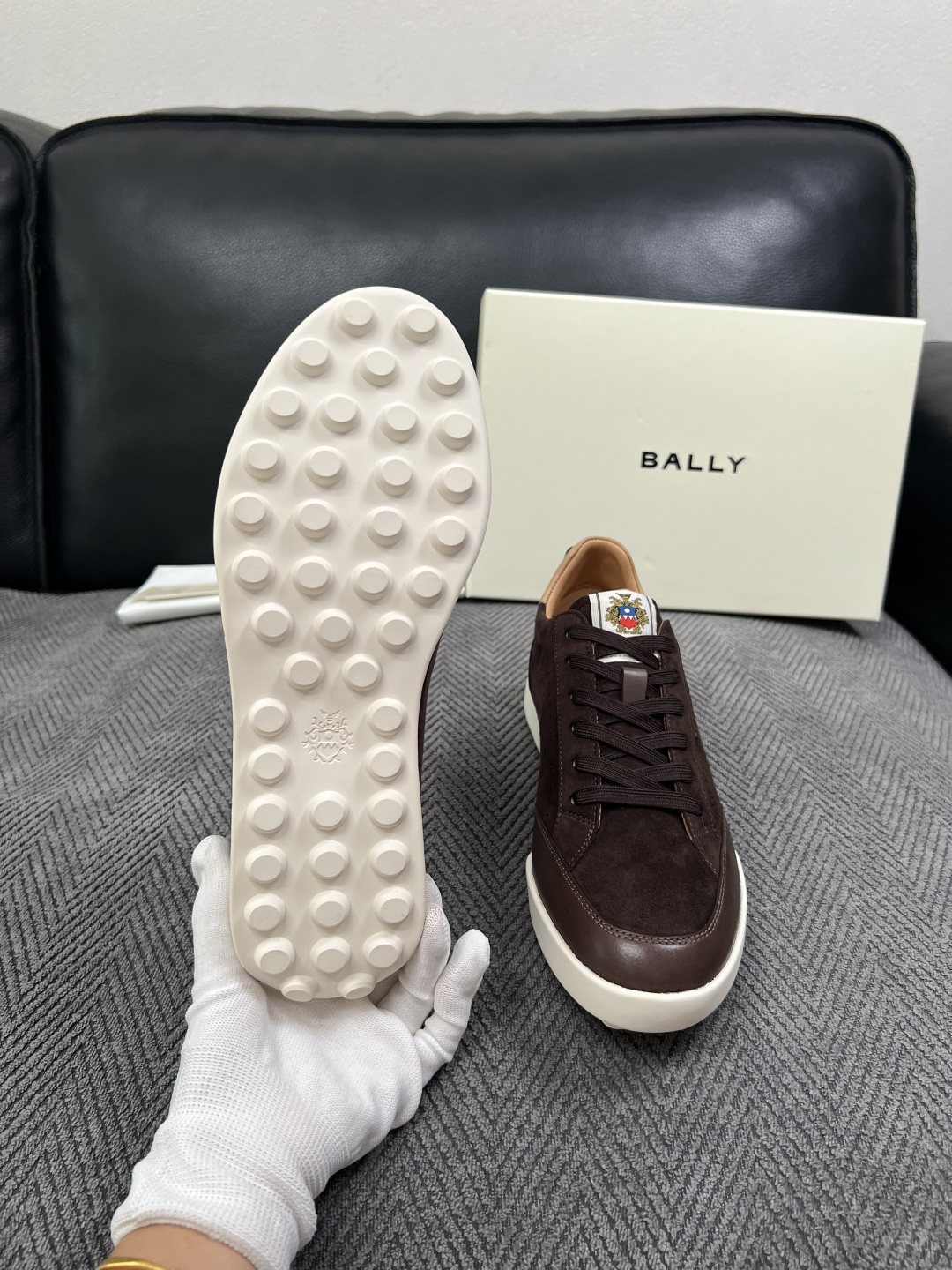 BALLY  高品质  顶级工艺品  巴利 专柜同原厂配置 ，鞋面意大利进口牛皮面料，进口水染牛皮里垫 ，鞋底：原厂特供