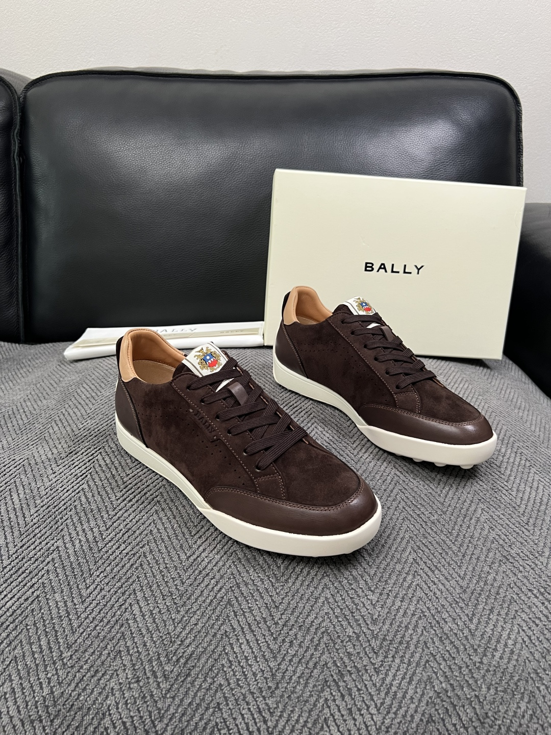 BALLY  高品质  顶级工艺品  巴利 专柜同原厂配置 ，鞋面意大利进口牛皮面料，进口水染牛皮里垫 ，鞋底：原厂特供