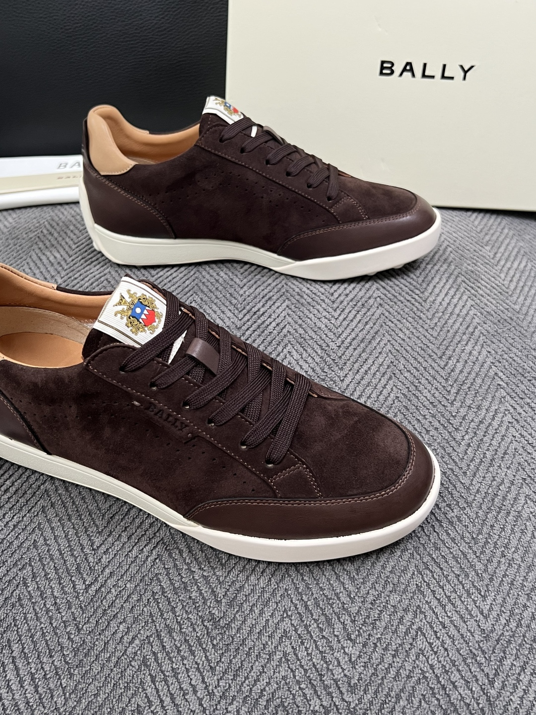 BALLY  高品质  顶级工艺品  巴利 专柜同原厂配置 ，鞋面意大利进口牛皮面料，进口水染牛皮里垫 ，鞋底：原厂特供
