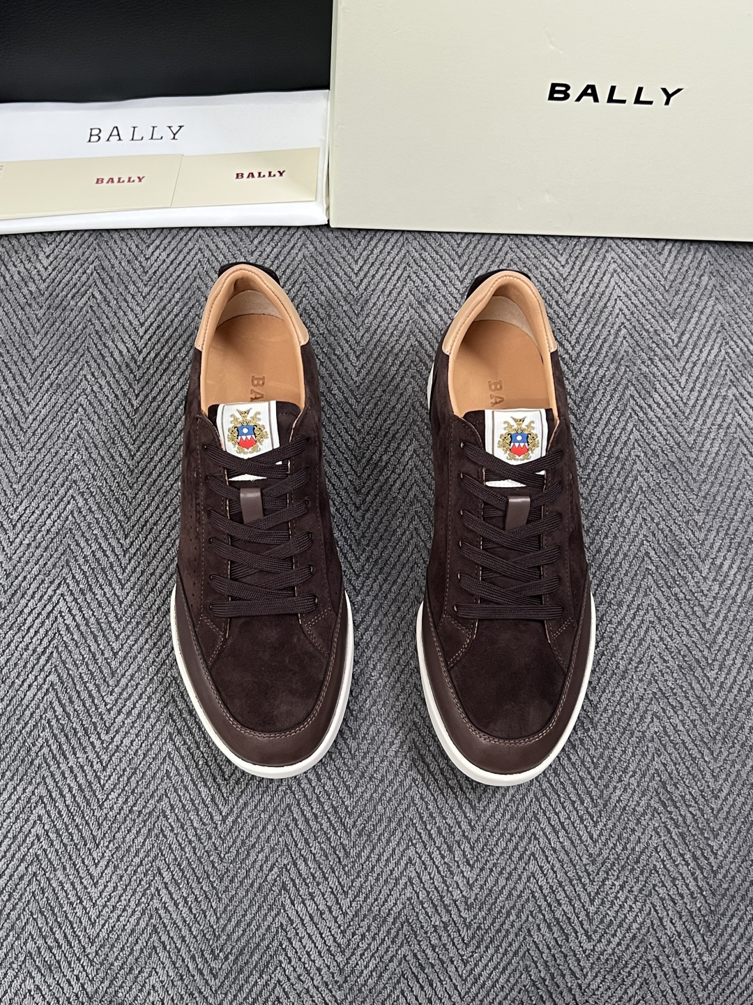 BALLY  高品质  顶级工艺品  巴利 专柜同原厂配置 ，鞋面意大利进口牛皮面料，进口水染牛皮里垫 ，鞋底：原厂特供