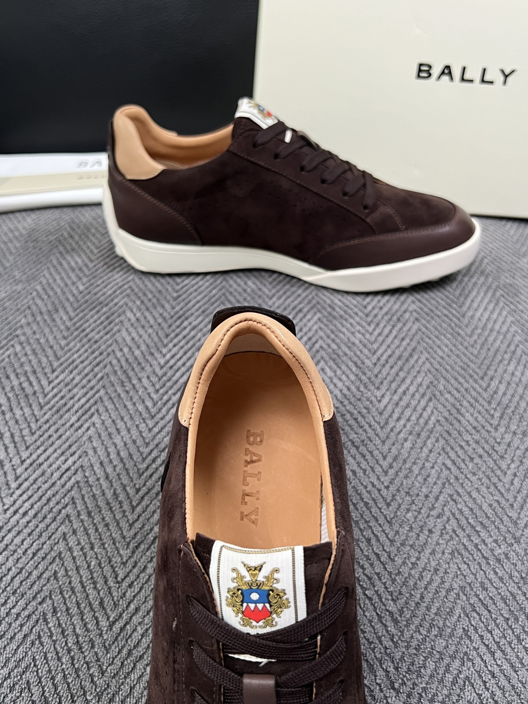 BALLY  高品质  顶级工艺品  巴利 专柜同原厂配置 ，鞋面意大利进口牛皮面料，进口水染牛皮里垫 ，鞋底：原厂特供