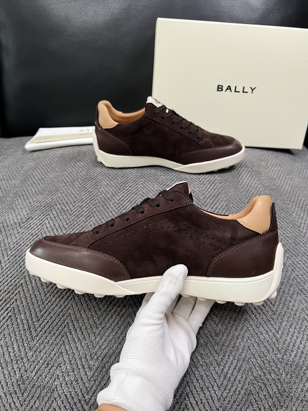 BALLY  高品质  顶级工艺品  巴利 专柜同原厂配置 ，鞋面意大利进口牛皮面料，进口水染牛皮里垫 ，鞋底：原厂特供