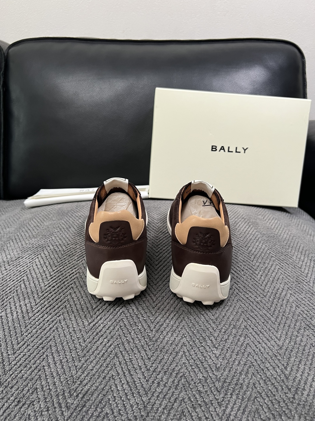 BALLY  高品质  顶级工艺品  巴利 专柜同原厂配置 ，鞋面意大利进口牛皮面料，进口水染牛皮里垫 ，鞋底：原厂特供