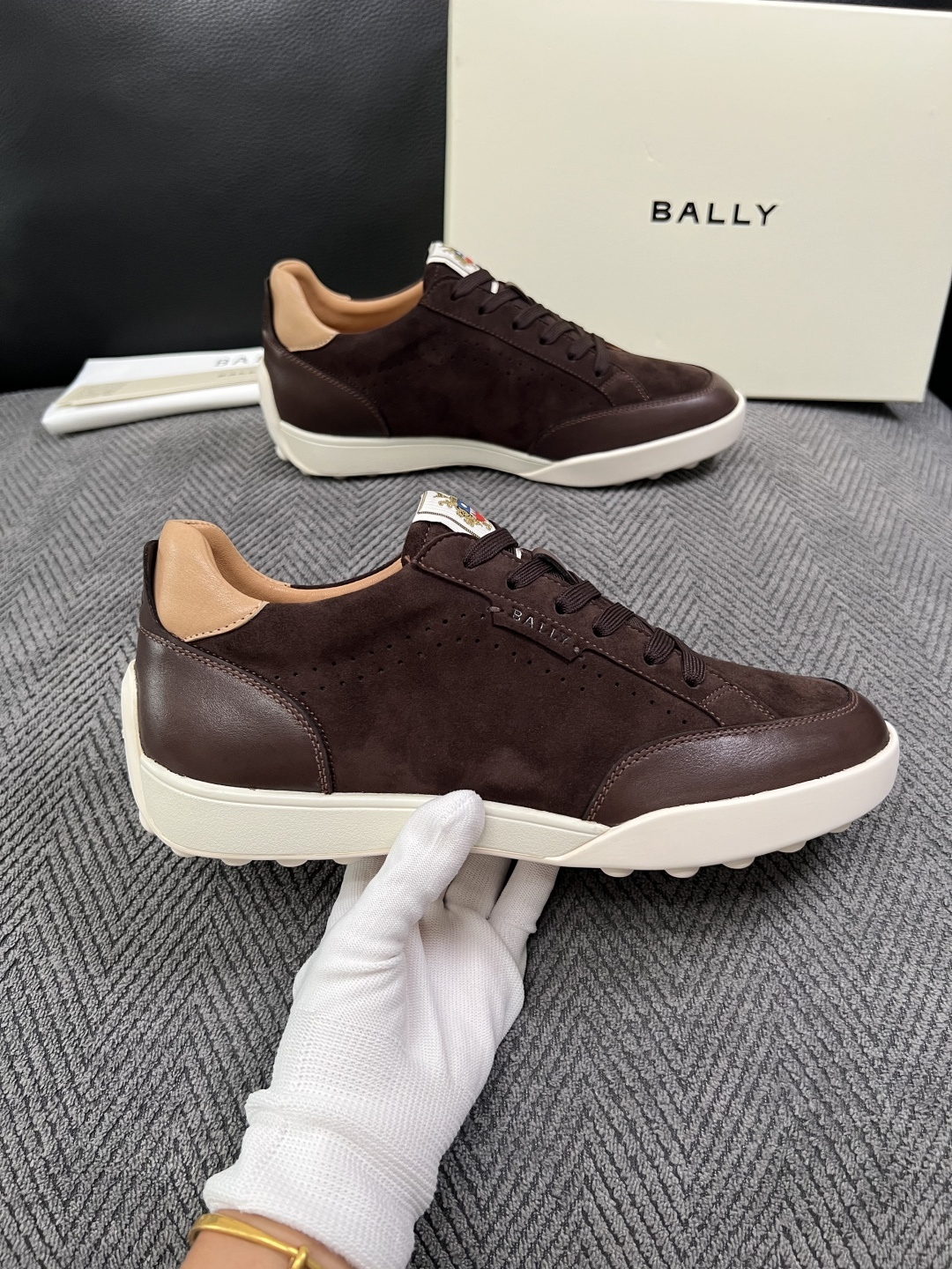 BALLY  高品质  顶级工艺品  巴利 专柜同原厂配置 ，鞋面意大利进口牛皮面料，进口水染牛皮里垫 ，鞋底：原厂特供