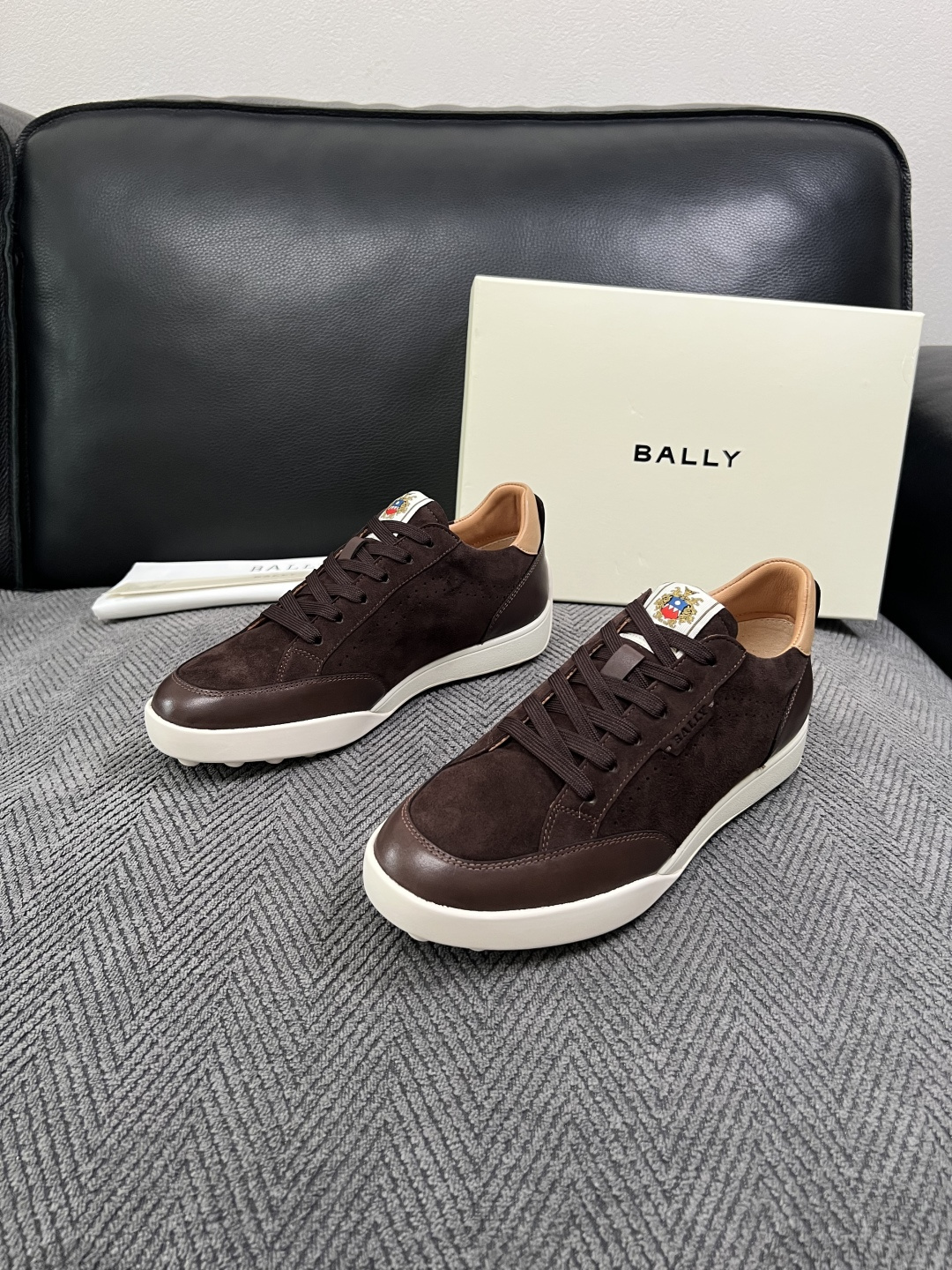 BALLY  高品质  顶级工艺品  巴利 专柜同原厂配置 ，鞋面意大利进口牛皮面料，进口水染牛皮里垫 ，鞋底：原厂特供