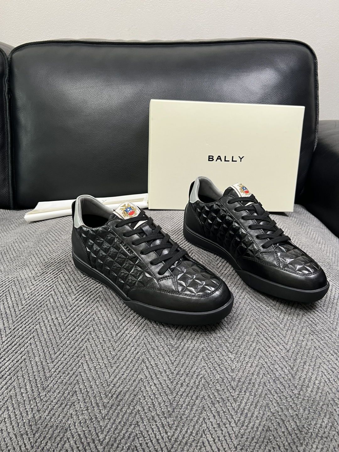BALLY  高品质  顶级工艺品  巴利 专柜同原厂配置 ，鞋面意大利进口牛皮面料，进口水染牛皮里垫 ，鞋底：原厂特供