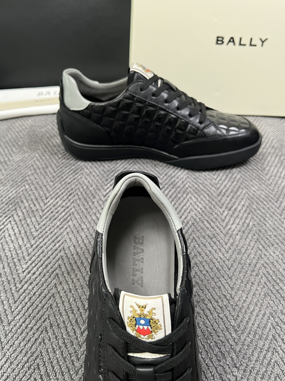 BALLY  高品质  顶级工艺品  巴利 专柜同原厂配置 ，鞋面意大利进口牛皮面料，进口水染牛皮里垫 ，鞋底：原厂特供