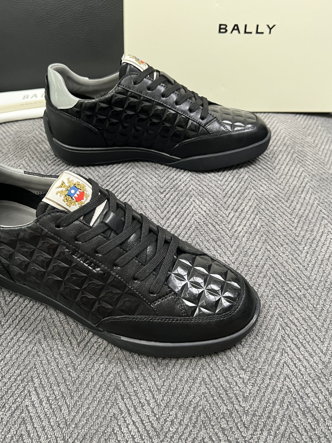 BALLY  高品质  顶级工艺品  巴利 专柜同原厂配置 ，鞋面意大利进口牛皮面料，进口水染牛皮里垫 ，鞋底：原厂特供