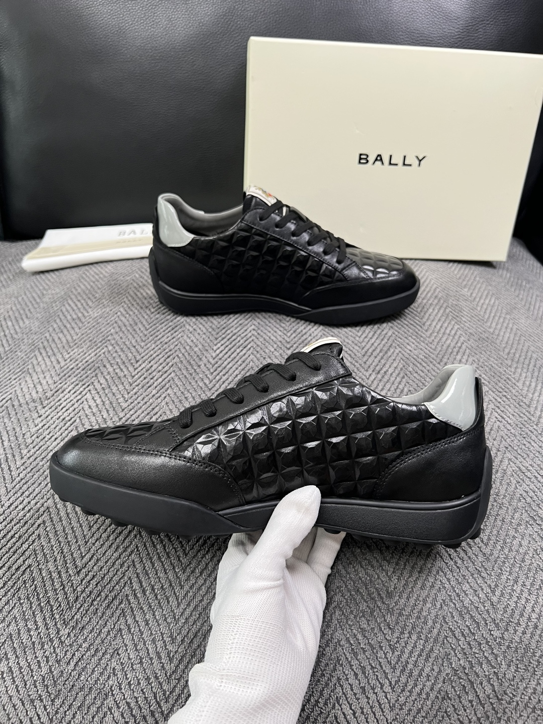 BALLY  高品质  顶级工艺品  巴利 专柜同原厂配置 ，鞋面意大利进口牛皮面料，进口水染牛皮里垫 ，鞋底：原厂特供