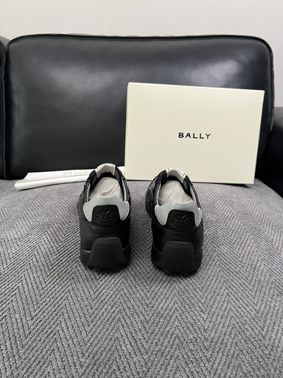BALLY  高品质  顶级工艺品  巴利 专柜同原厂配置 ，鞋面意大利进口牛皮面料，进口水染牛皮里垫 ，鞋底：原厂特供