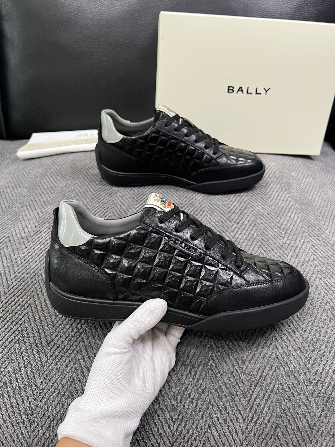 BALLY  高品质  顶级工艺品  巴利 专柜同原厂配置 ，鞋面意大利进口牛皮面料，进口水染牛皮里垫 ，鞋底：原厂特供